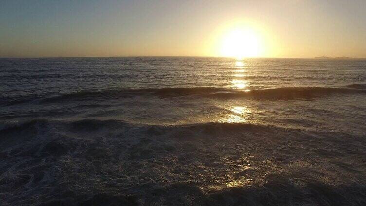 航拍海边日落水面倒影海浪翻滚