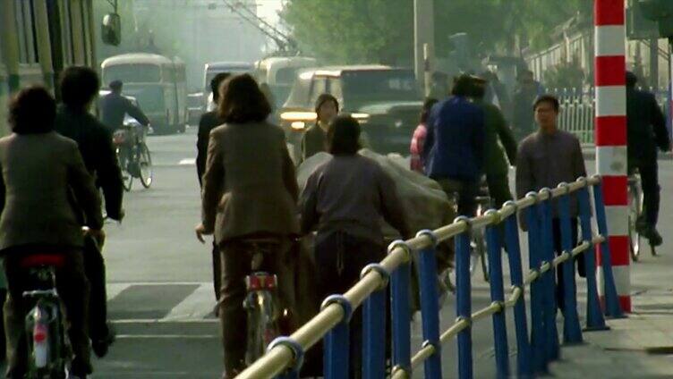 中国改革开放历史影像资料骑自行车街道人流