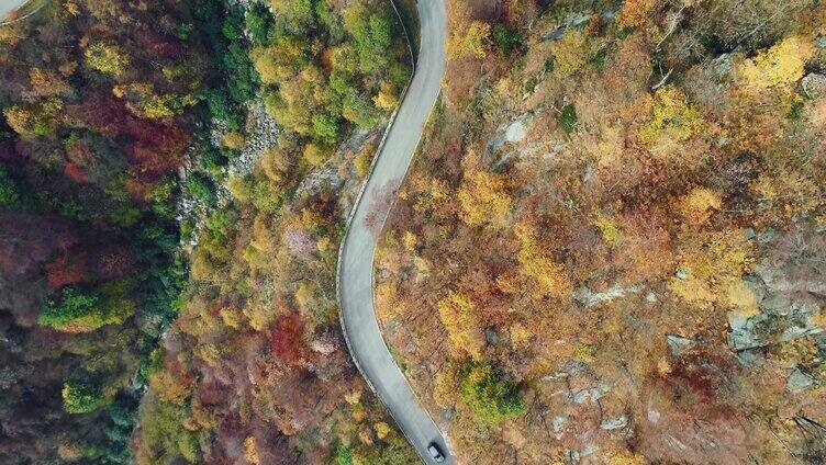 穿过山林的道路航拍