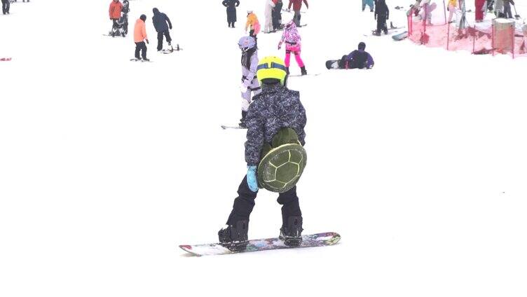 冬季雪上运动 滑雪场小朋友滑雪 雪道