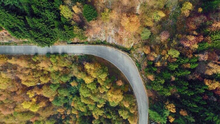 穿过山林的道路航拍