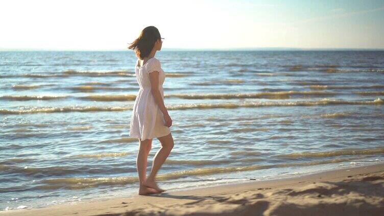 海边漫步轻松悠闲的女人