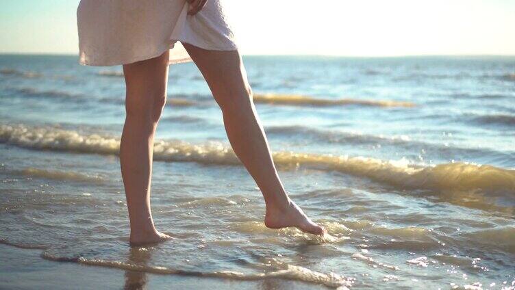 唯美美女海滩光脚游玩