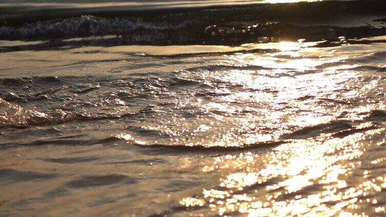在海边赤脚行走享受夕阳余晖
