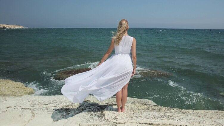 女生站在海边眺望背影特写