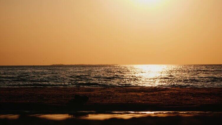 海边奔跑看日落夕阳黄昏