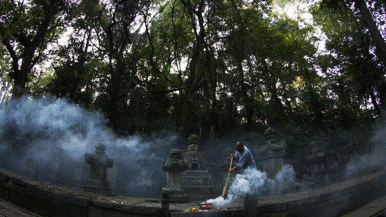 和尚扫地 普同塔 打扫寺庙 树林 禅宗祖