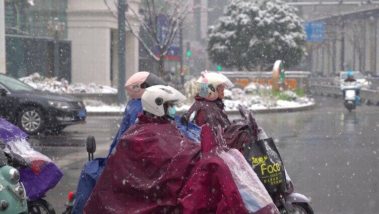 城市道路街道下雪行人车辆