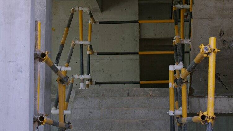 建筑工地工人走楼梯上班 