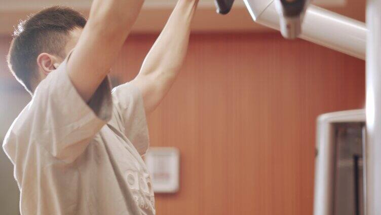 健身房锻炼 练肌肉