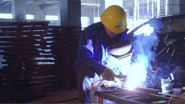 建筑工地工人切割钢材焊接钢材「组镜」
