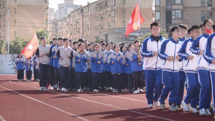 高中学生在操场上晨跑 学生 学校 校服