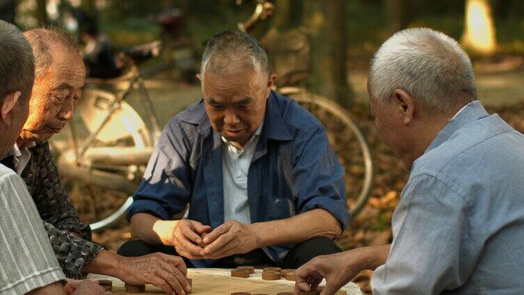 公园老人家坐在凳子上下象棋 人文「组镜」