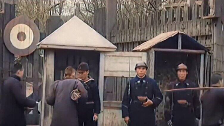 1939年上海街头过关卡接受检查