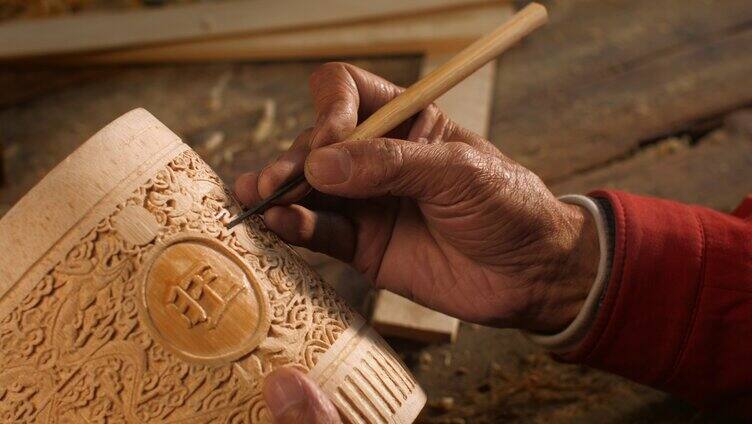 木匠老师傅雕刻木制品 杯子 手艺 传承