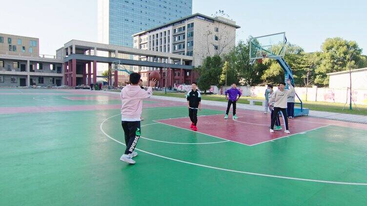 学生下课在篮球场一起打篮球 训练 学生 