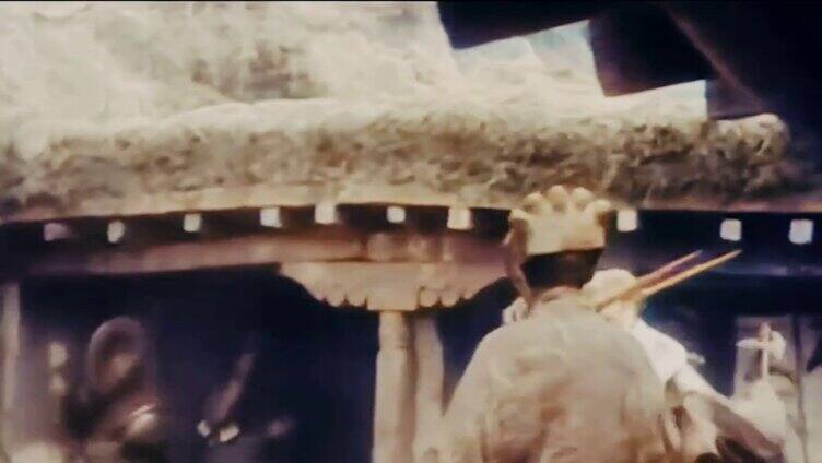 1934年 西藏农民戴着面具跳舞祭拜