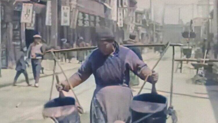 1915年 北京大街上洒水降尘