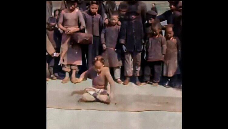 1905年天桥下耍杂技的小女孩