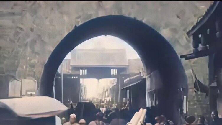 1911年 北京城门下的过往行人