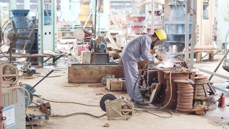 电焊工人在工作台上电焊 工人头盔「组镜」