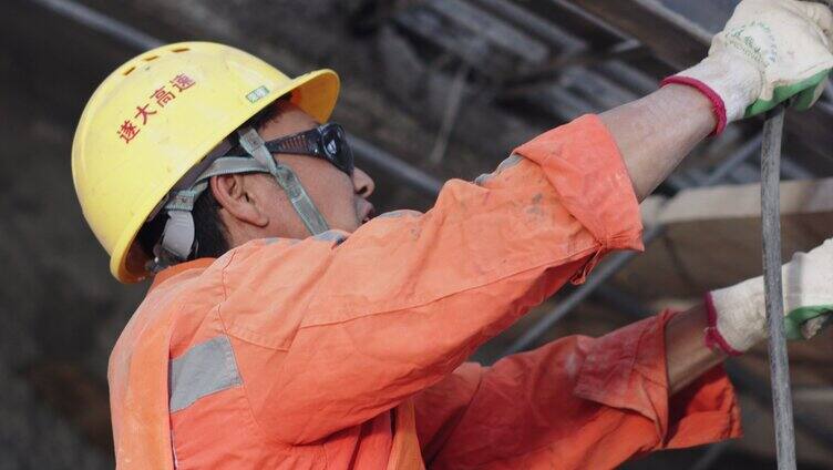工地建设工人正在焊接隧道钢筋「组镜」