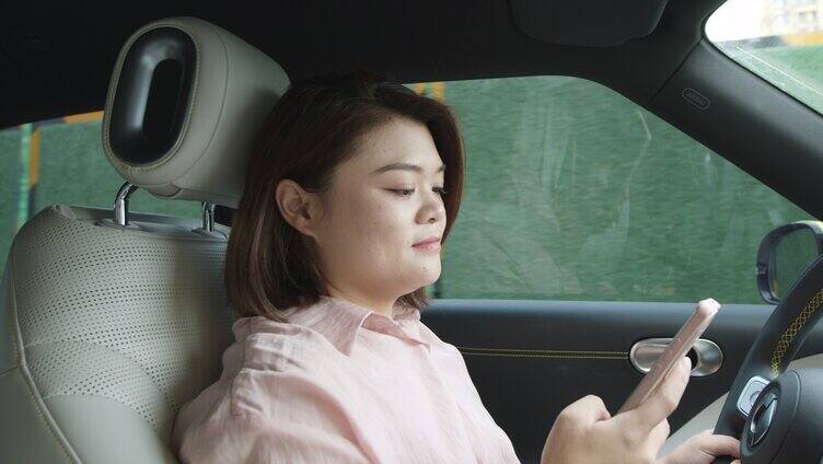 女子开车玩手机违反交通规定「组镜」