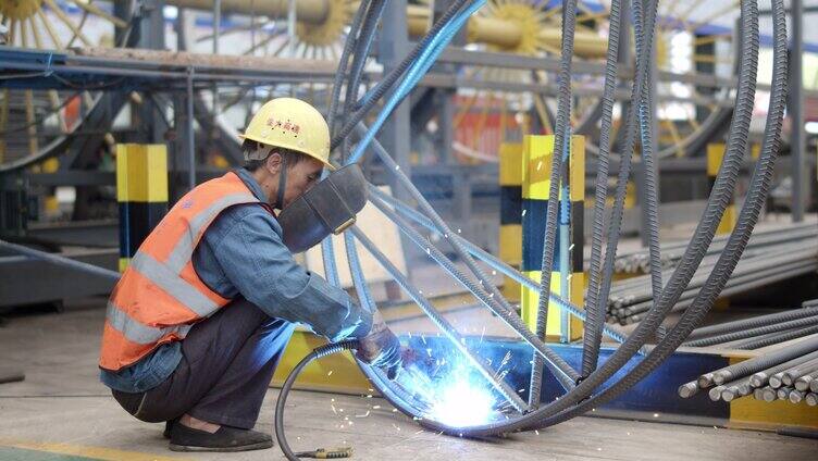 工人正在电焊钢筋 头盔 建筑业 工地 