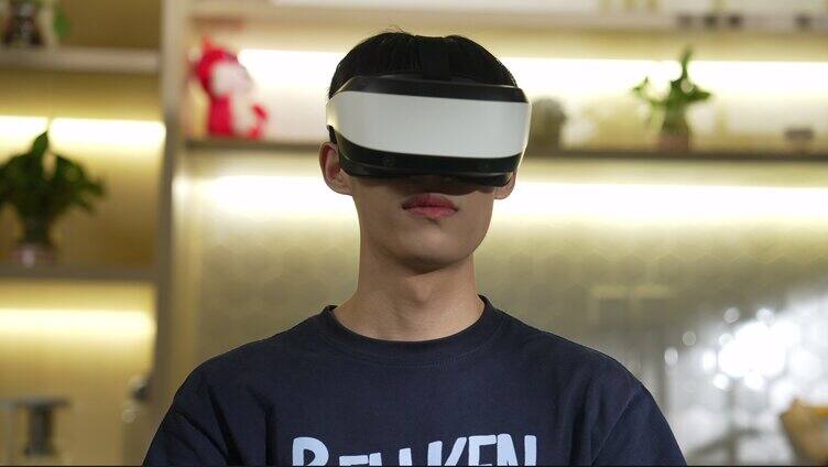 男生在房间里体验VR眼镜 科技 「组镜」