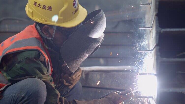 农名工在焊接钢筋钢管 头盔 电焊工 
