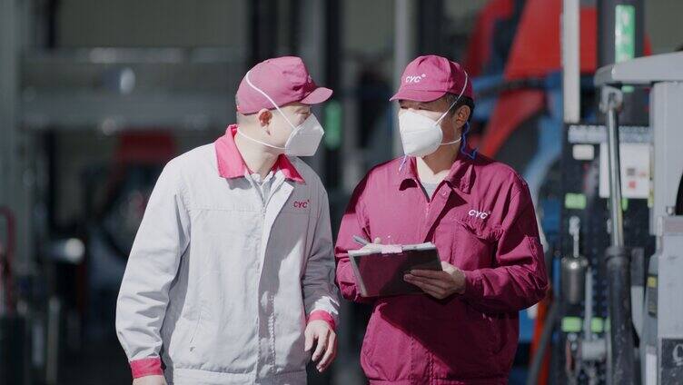 工厂工人正在检查事项 自动化工业「组镜」