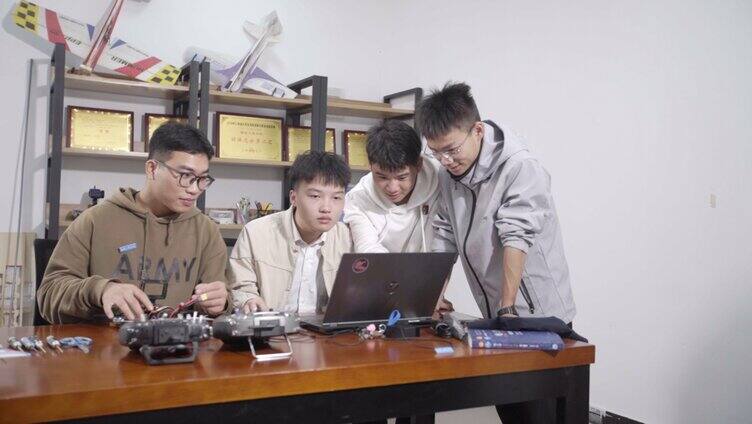 大学生在实验室里做无人机实验「组镜」