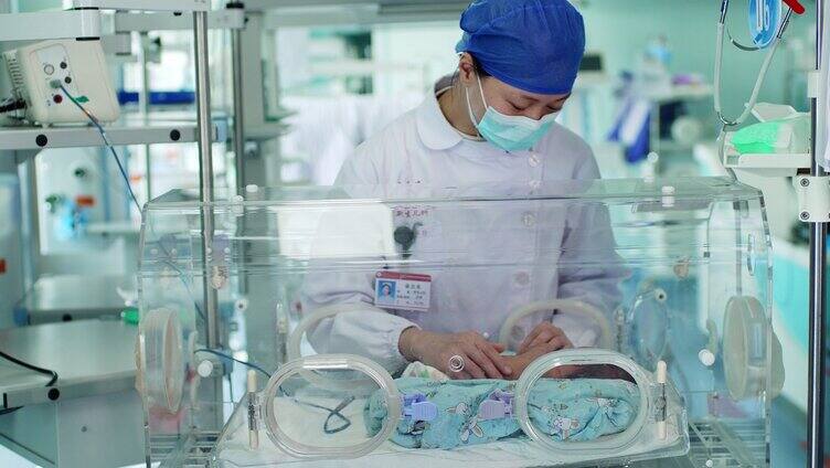 产房护士检查照顾新生婴儿「组镜」