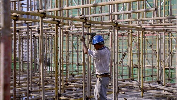建筑工地男工人女工人扎钢筋劳作「组镜」