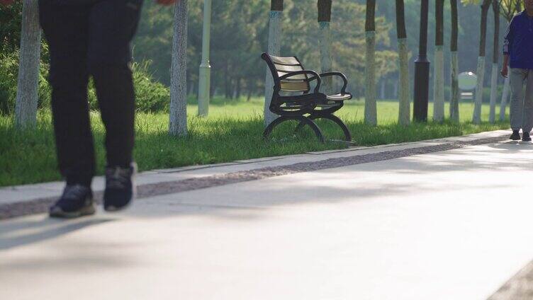 清晨公园中散步健身的人