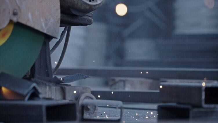 工厂工地上切割钢铁火花飞溅的升格镜头5