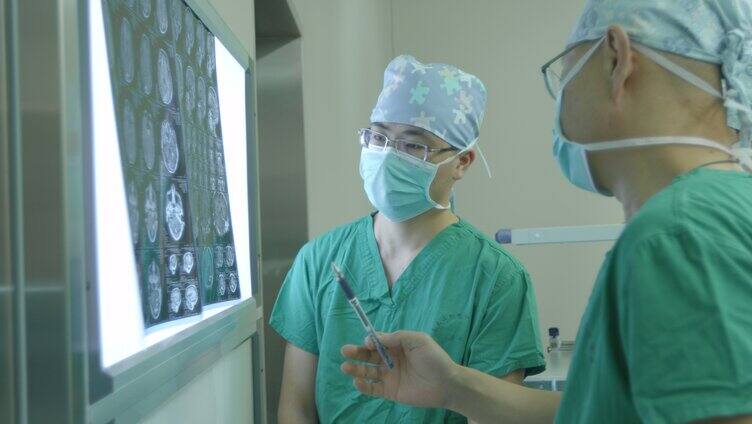 医院医生手术室看CT片子学术交流【组镜】