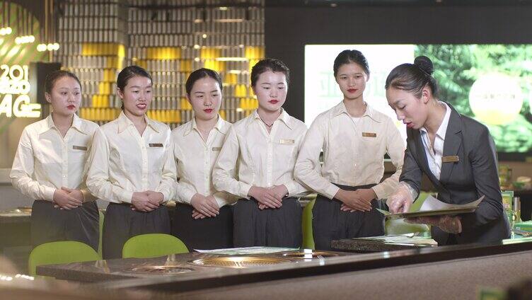 餐厅经理正在对员工进行培训「组镜】