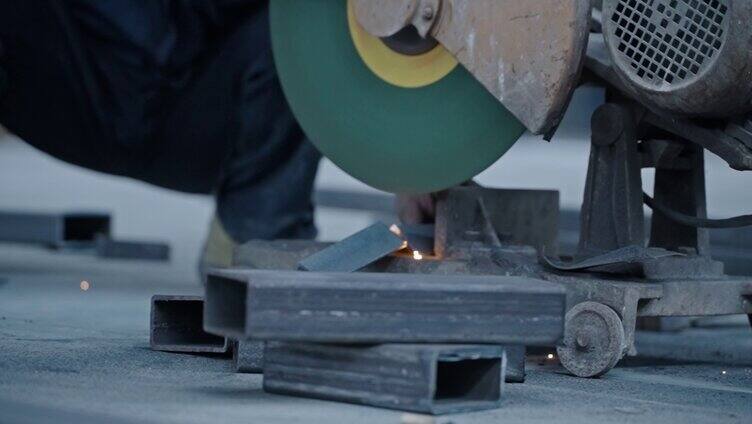 工厂工地上切割钢铁火花飞溅的升格镜头4