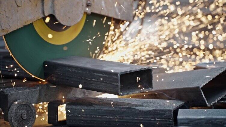 工厂工地上切割钢铁火花飞溅的升格镜头30