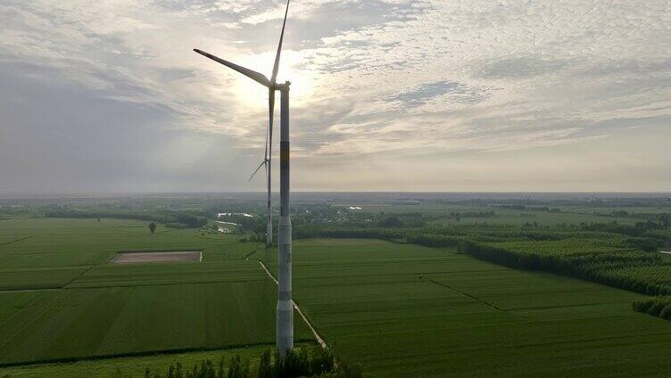 航拍乡村农田中清洁能源的风力发电