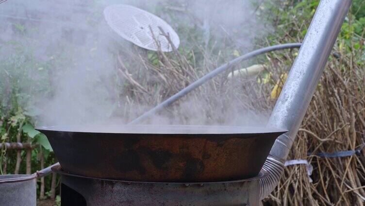 农村院子里铁锅煮玉米