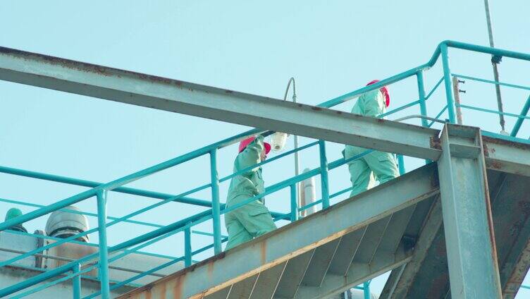 化工厂工人工作 巡逻 爬楼梯「组镜」