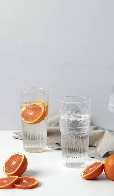 玻璃杯 倒水 柠檬水