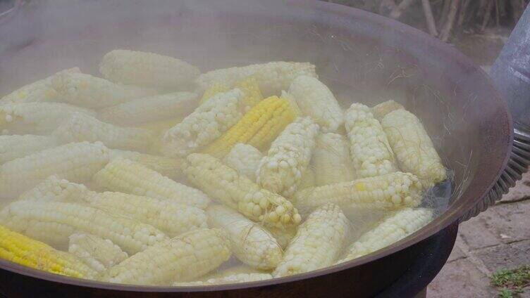 农村院子里铁锅煮玉米