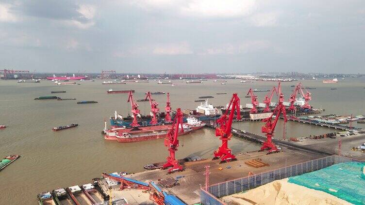 航拍码头长江港口船舶港口吊机10
