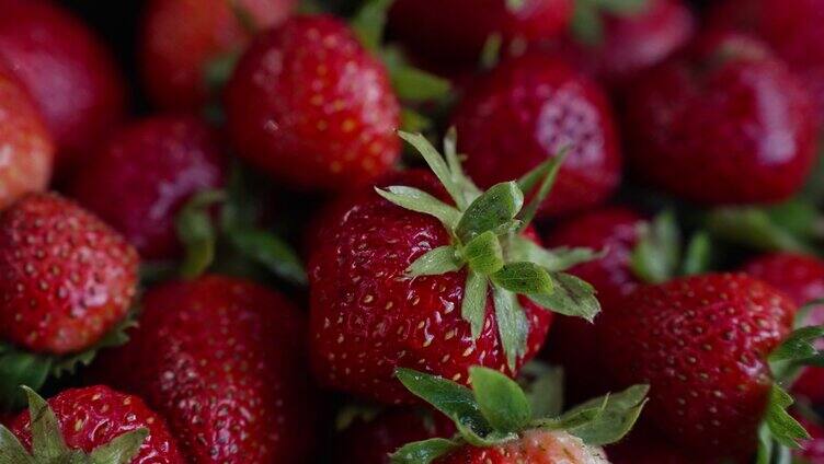 采摘好的草莓