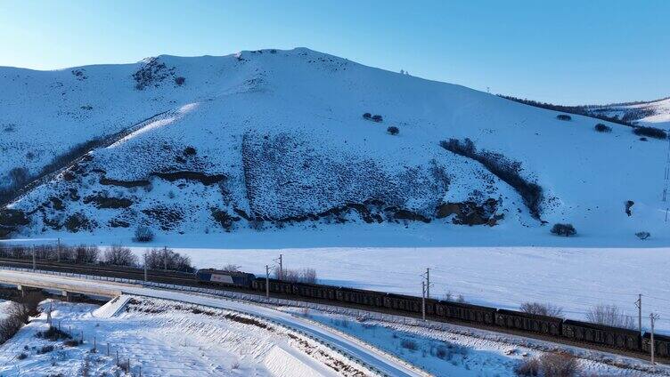 雪原铁路上行驶的货运列车