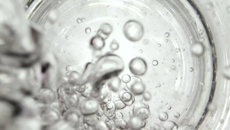 杯子倒水水泡气泡慢动作