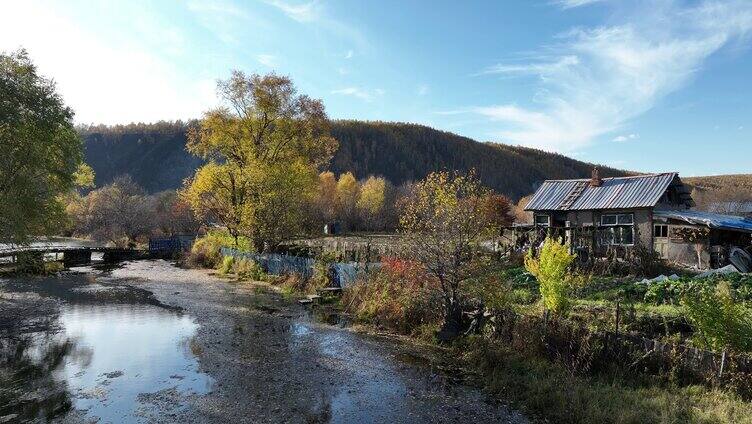 秋季郊区小河与农舍